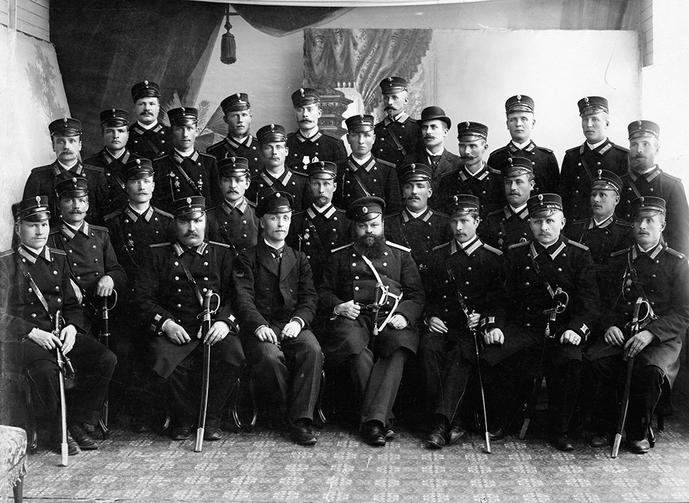 Suomen neljäs valtiollinen poliisilaitos perustettiin Tampereelle vuonna 1891, samalla kunnallinen poliisitoimi kaupungissa päättyi. Laitoksen perustamisasetus velvoitti järjestyspoliisin komisariukset ja konstaapelit käyttämään virkapukua, mutta etsivän eli rikospoliisin viranhaltijoille riitti virkamerkki, jota näyttämällä saattoi todistaa asemansa. Tampereen poliisimiehiä vuonna 1896 poliisilaitoksen täyttäessä viisi vuotta.