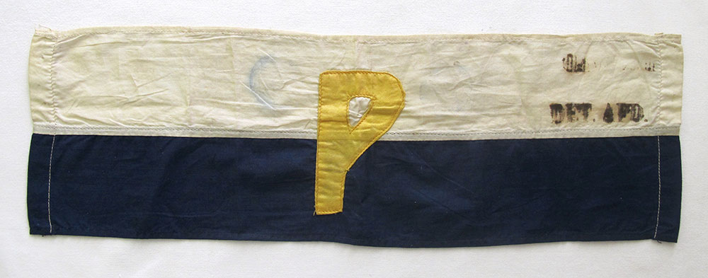 Helsingin poliisilaitos aloitti toimintansa uudelleen sisällissodan vielä jatkuessa huhtikuussa 1918. Palvelukseen astuneille poliiseille ei ollut virkapukuja vaan tunnuksena käytettiin kaupungin vaakunalla varustettua virkalakkia ja käsivarsinauhaa. Nauha oli sinivalkoinen, siinä oli keltainen P-kirjain ja vartiopiirin leima.