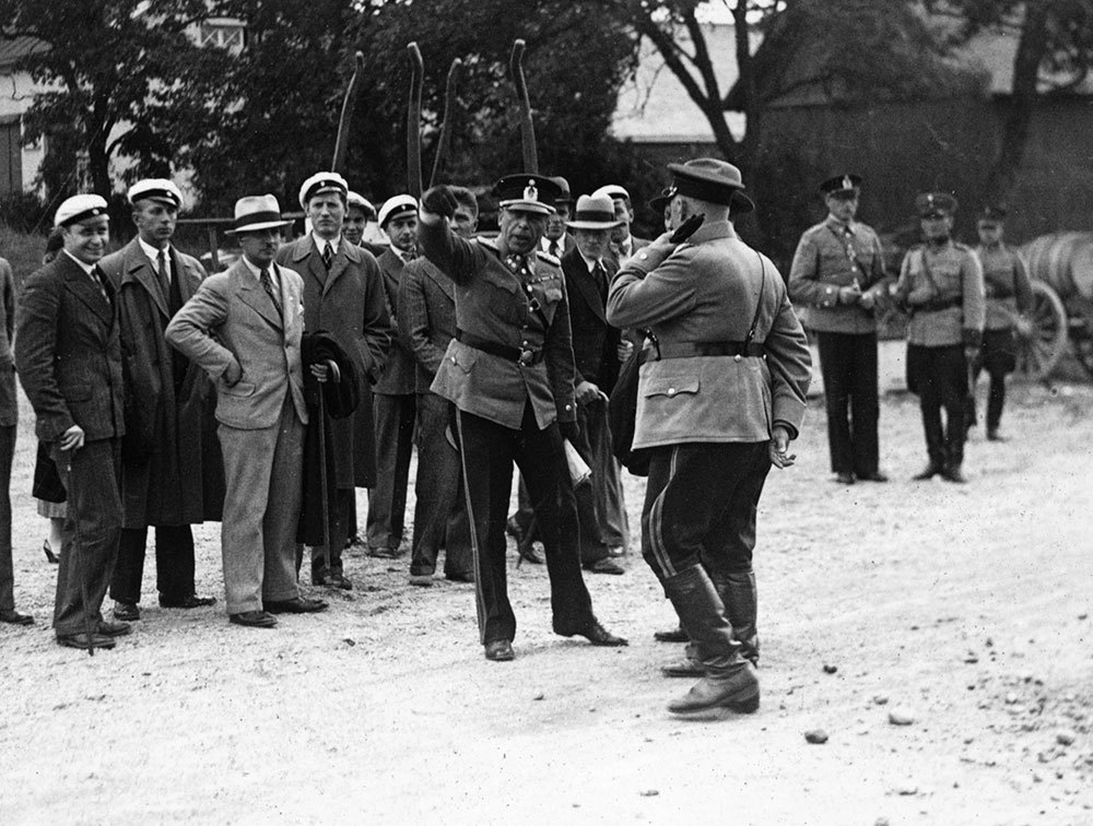 Vaaleaa kangasta olevan kesätakin käyttö periytyy 1800-luvulta asti, vuonna 1918 takin väriksi määriteltiin vaaleanharmaa. Kesätakin leikkaus ja arvomerkit olivat yleensä samanlaiset kuin tummempaa kangasta olevan virka- tai asetakin. Poliisipäällystöä ja vieraita Turun lentokentän avajaisissa vuonna 1935.