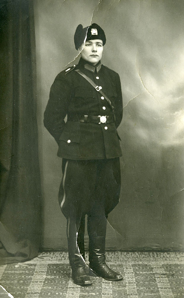 Keskeinen tunnusmerkki virkapuvussa m1941 oli olkapäille kiinnitettävät metalliset miekkaleijonatunnukset. Housujen sivusaumoissa oli leveä kirkkaansininen nauha. Porin poliisilaitoksen nuorempi konstaapeli Sakari Mansukoski yllään virkapuku m1941.