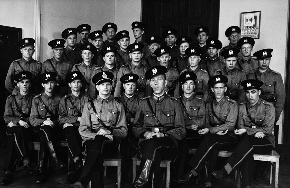 1940-luvun pula-aikana poliisi sai käyttöönsä suoranaisen virkatakkien kirjon. Kesätakkeja oli kahta mallia: vuonna 1940 käyttöön otettu armeijan harmaa kesäpusero ja virkapuvun m1935 mukainen kesätakki. Yhteistä kaikelle pukutuotannolle sota-aikana ja sen jälkeen oli kangasmateriaalien heikko laatu. Liikkuvan poliisin alokaskurssi 1940-luvun puolessavälissä.