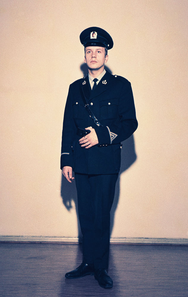 Avokauluksisessa virkatakissa m1951 arvomerkkejä ei merkitty enää kauluslaattoihin vaan hihankäänteisiin erilaisin arvomerkkinauhoin. Ylikonstaapelit saivat tunnuksekseen harmaan kolmion.