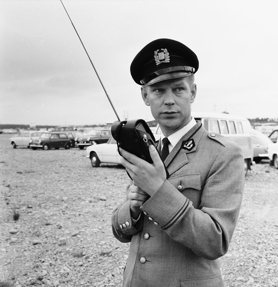 Poliisin pitkään käyttämä harmaa kesätakki koki viimeiseksi jäävän uudistumisensa vuonna 1953. Kesätakki m1953 oli väriään ja materiaaliaan lukuun ottamatta samanlainen kuin avokauluksinen virkatakki m1951. Vanha pystymallinenkin kesätakki säilyi edelleen käytössä.