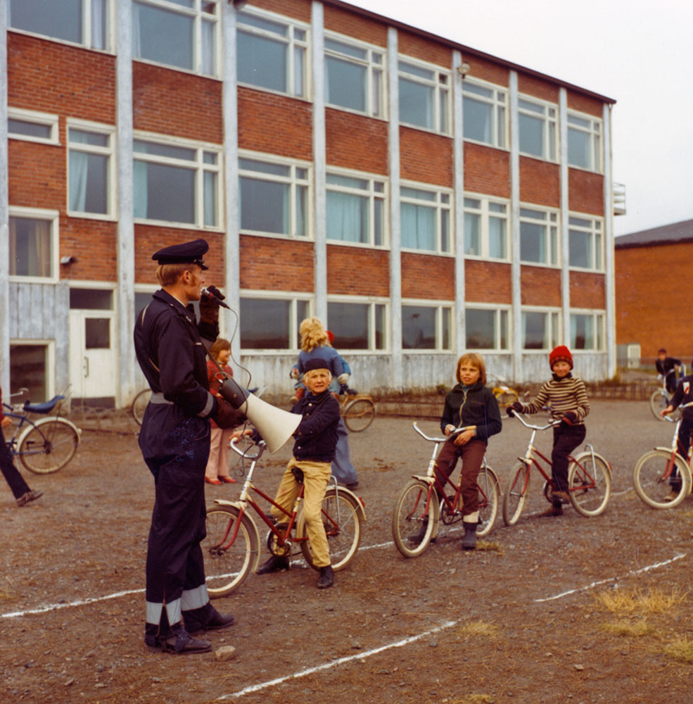 Suojapuku m1970 oli tarkoitettu erityistehtäviin. Niihin saattoi kuulua mm. liikenneopetuksen pitäminen lapsille Poliisin päivänä. Kuva Rovaniemeltä syyskuussa 1973.