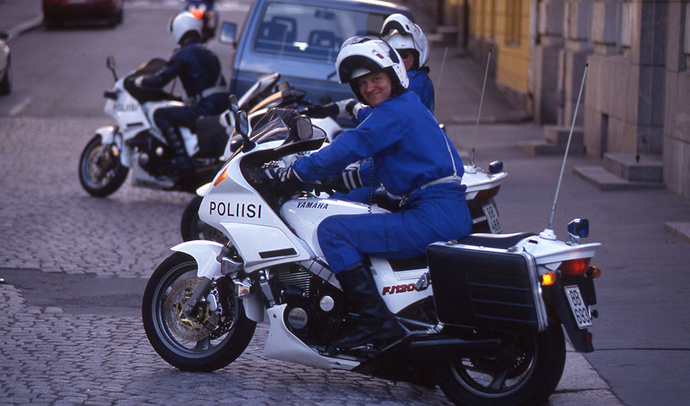 Moottoripyöräpoliiseille tuli vuonna 1992 käyttöön kirkkaansinisestä Gore-Tex -kankaasta tehty ajohaalari. Myös nahkainen ajopuku pysyi käytössä.