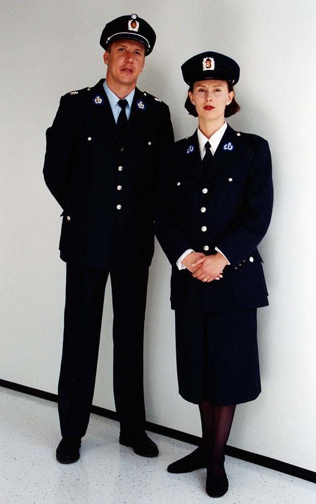 Virkatakki säilyi 1990-luvulla edelleen vuoden 1951 mallin mukaisena, mutta sen käyttö rajattiin edustustilaisuuksiin. Samalla loppui perinne valkoisen päällyksen käyttämisestä lipallisessa virkalakissa kesäisin.