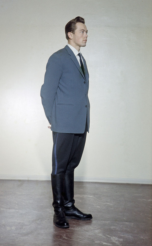 Ei, siviilivaatteita ei yhdistetä virkavaatteisiin.