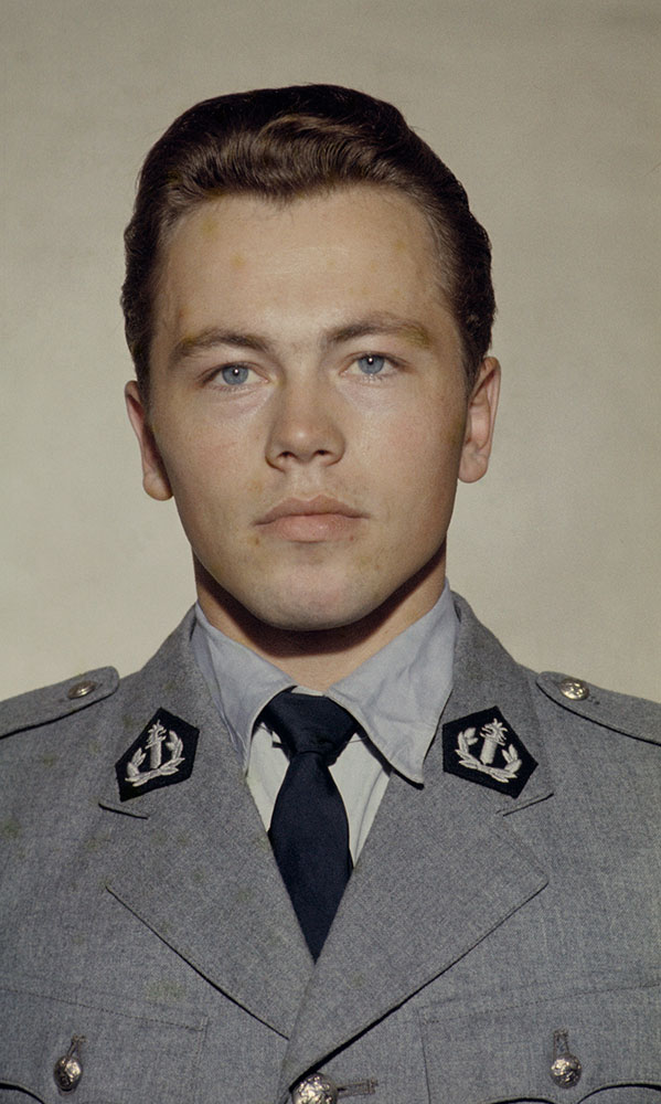 Paidankaulus piilotetaan takinkauluksen alle eikä päinvastoin.