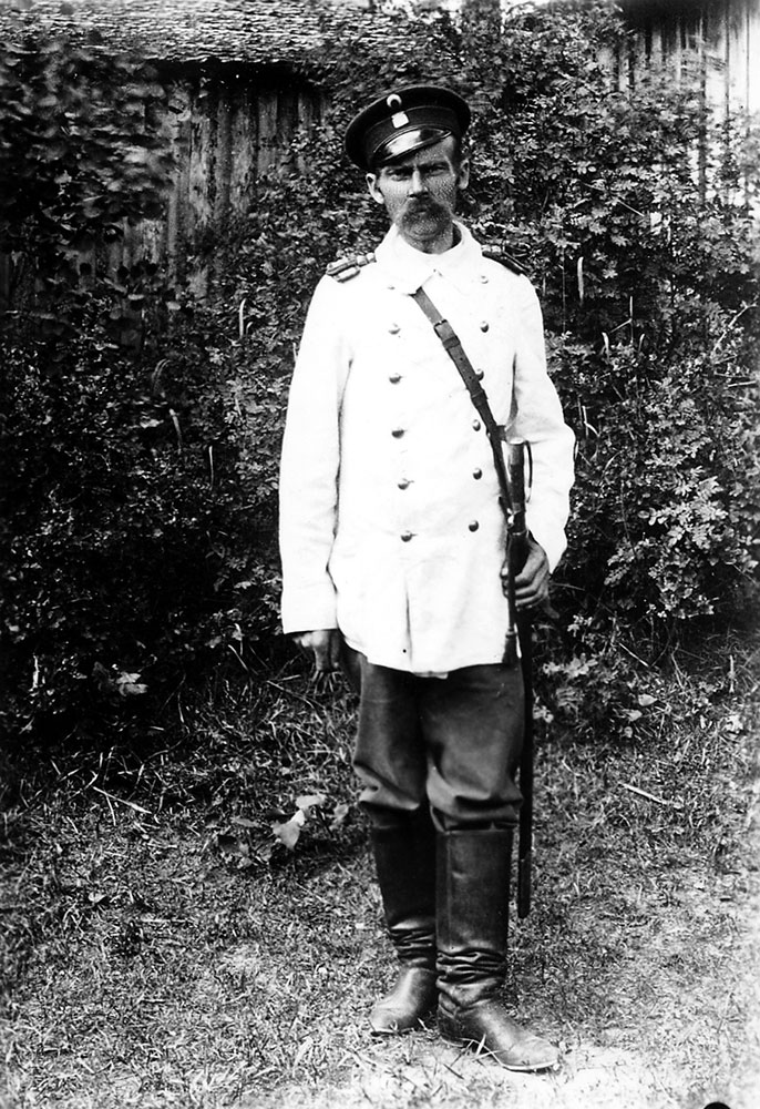 Vaalean kesätakin käyttö osana poliisin virkapukua alkoi jo 1800-luvulla. Maalaispoliisin virkapukuun m1900 ja kaupunkipoliisin pukuun m1903 kuului valkoinen kesätakki, jossa oli kaksi nappiriviä ja oransseilla nyöreillä varustetut olkalaatat. Perttelin poliisikonstaapeli Olenius 1900-luvun alussa.