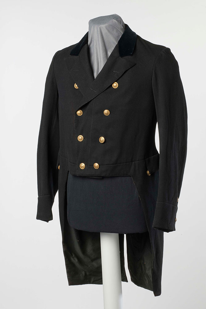 Hännystakki oli 1800-luvun alkupuolella siviilivirkapukujen perusvaate. Sitä käyttivät myös läänien virkamiehet kuten kruununvoudit ja nimismiehet. Puolessavälissä 1800-lukua hännystakki alkoi väistyä virkapuvuissa pitkän takin eli sortuutin tieltä, mutta juhlakäytössä se pysyi vielä tämän jälkeenkin. Kuva: Museokuva Matti Huuhka.