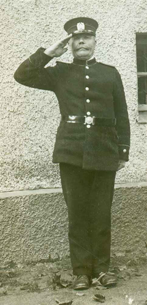 Virkapukusäädöksissä määritelty poliisin vyö tarkoittaa virka- tai päällystakin päällä käytettävää vyötä. Housunkannattimena käytetty vyö ei ole takin alta näkynyt, ja se mainitaan virkapukusäädöksissä ensimmäisen kerran vasta vuonna 1983. Turkulainen konstaapeli "Setä" Aaltonen 1920-luvulla.