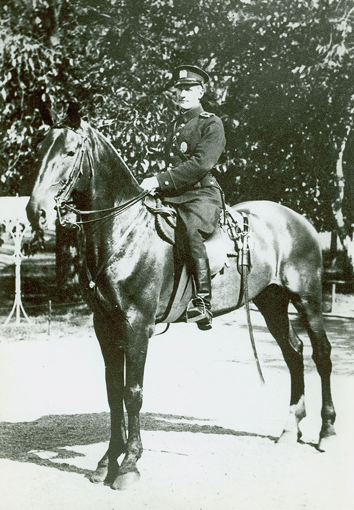 Ratsastushousut mainitaan virkapukuasetuksessa erillisenä vaihtoehtona ensimmäisen kerran vuonna 1918. Ratsukonstaapelien housuissa käytettiin kuitenkin nahkavahvikkeita jo 1900-luvun alussa. Turkulainen ratsupoliisi yllään virkapuku m1929.