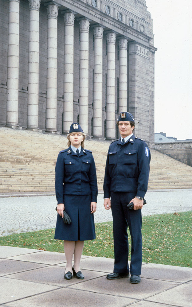 Kenttäpuseron kanssa voitiin käyttää myös hametta. Kuva 1980-luvun alusta.