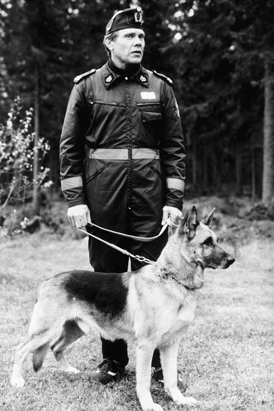 Suoja- tai erityispuku m1970 oli poliisin ensimmäinen virallinen haalarinomainen kokopuku. Se oli tarkoitettu moottoripyöräpoliiseille ja "muihin erityistehtäviin". Erityispuku voitiin valmistaa sekoitekankaasta, nahasta tai tekonahasta. Vuonna 1973 puvun olkalaattoihin lisättiin virka-asemaa osoittavat merkit ja vasempaan hihaan miekkaleijonatunnus. Poliisikoiranohjaaja yllään erityispuku m1970.