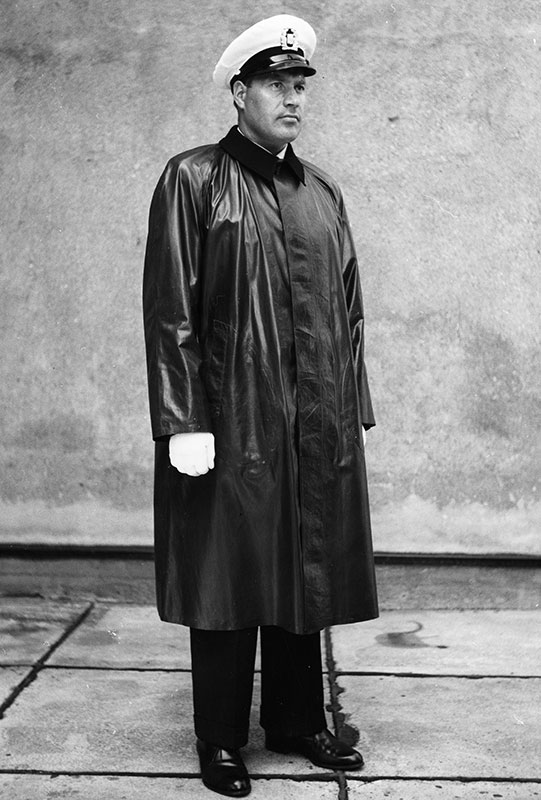 Vuonna 1946 tummansinisen sadetakin rinnalle tuli musta vaha- tai kumikankainen takki. Tummansininen takki jäi pois käytöstä vuonna 1951, ja 1980-luvun alkuun asti poliisin sadetakit olivat mustia. Kuva 1960-70-lukujen taitteesta.